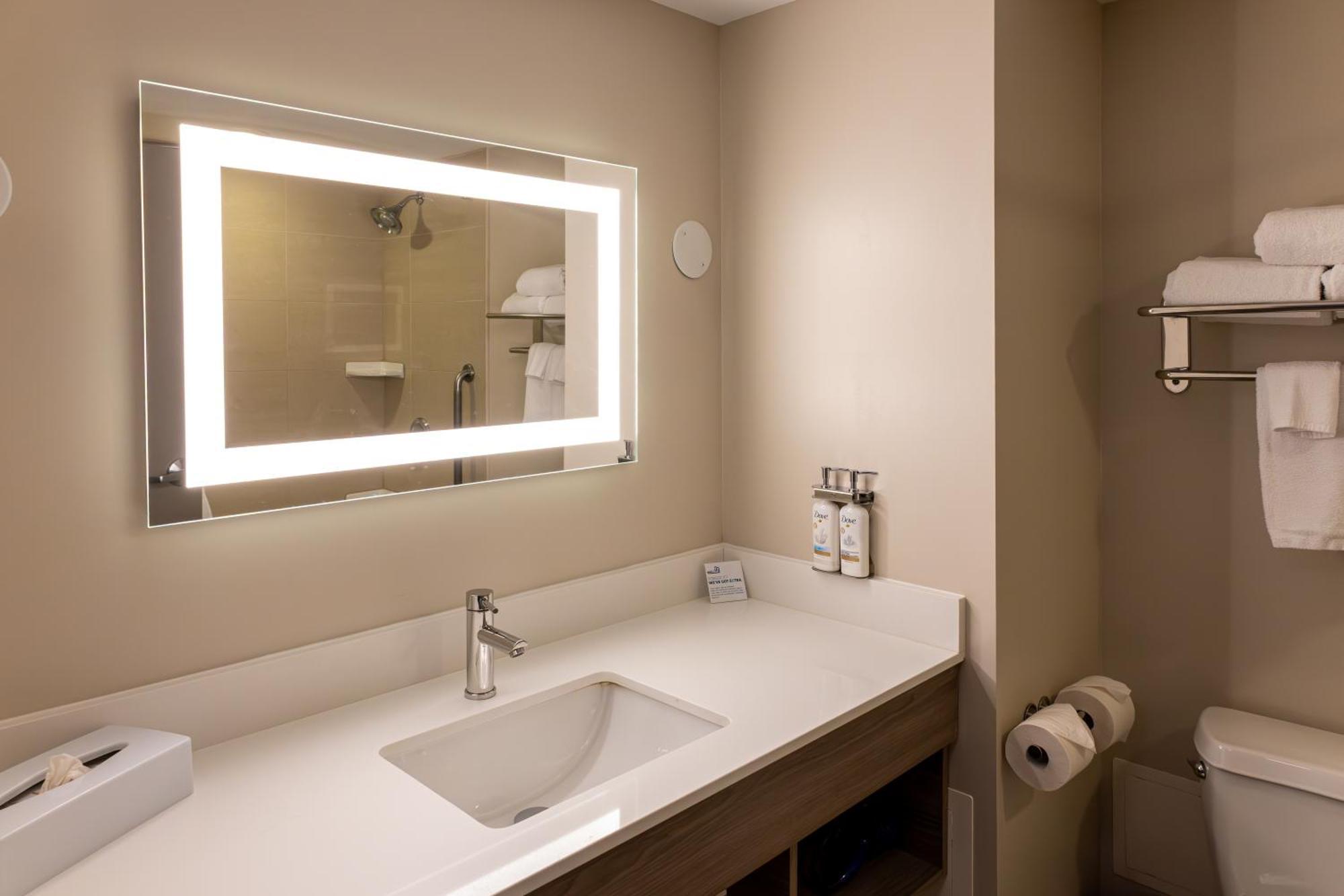 Holiday Inn Express Hotel & Suites Brockville By Ihg Eksteriør billede