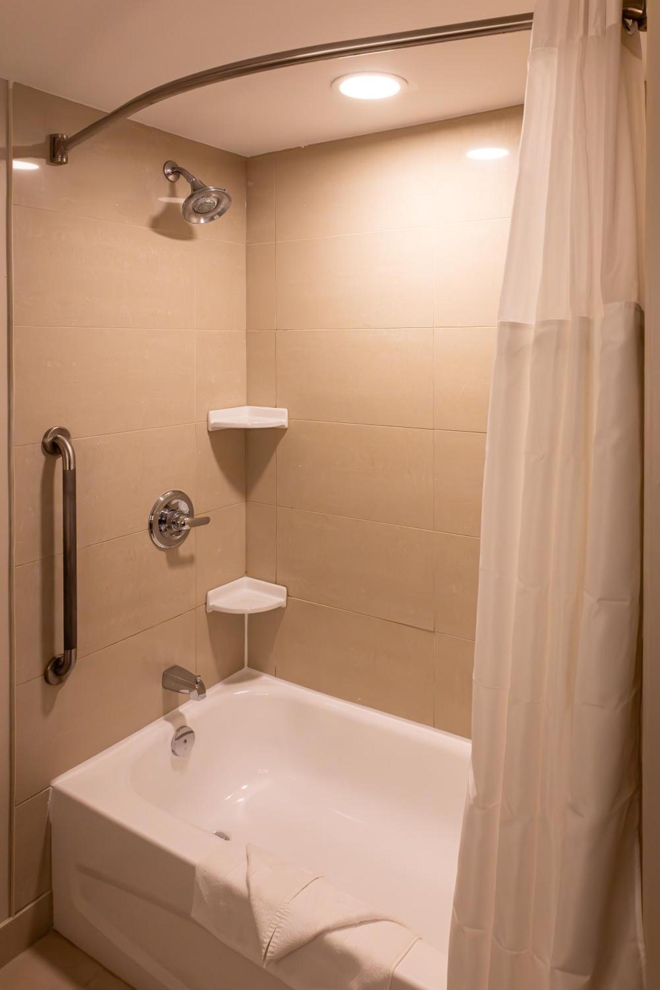 Holiday Inn Express Hotel & Suites Brockville By Ihg Eksteriør billede