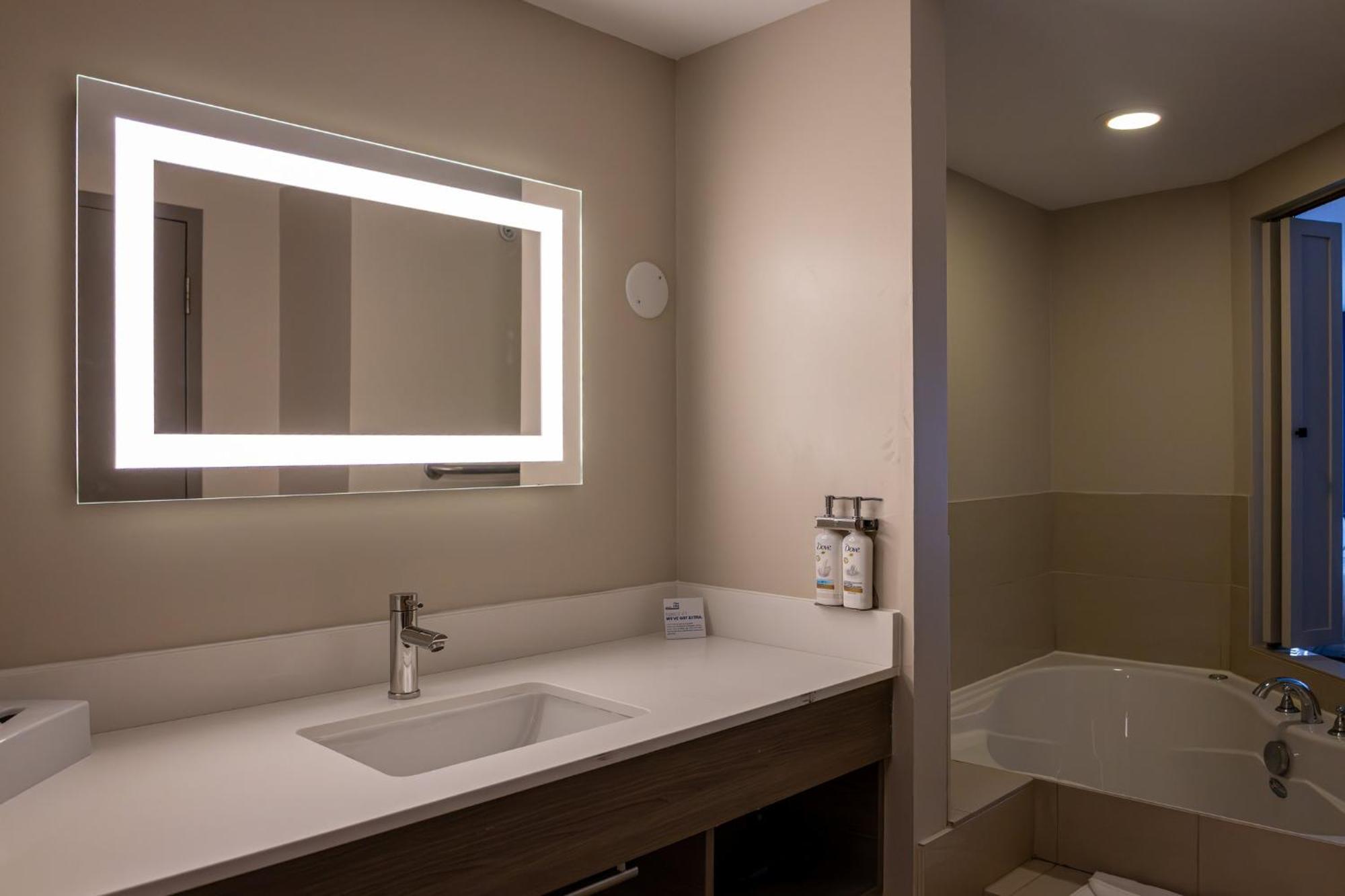 Holiday Inn Express Hotel & Suites Brockville By Ihg Eksteriør billede
